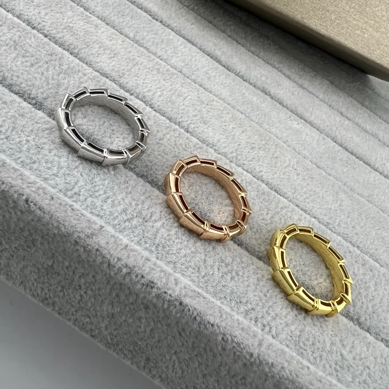 Joaillerie en métal poli avec design segmenté en lien bambou argent et or 6