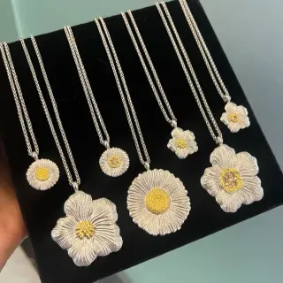 Collier avec pendentif floral argenté et doré à détails de pétales texturizados