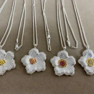 Collier argent et or à la forme de fleur avec surface texturée de pétales