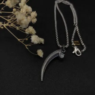 Collier avec pendentif en métal oxydé argenté et doré en forme de griffe