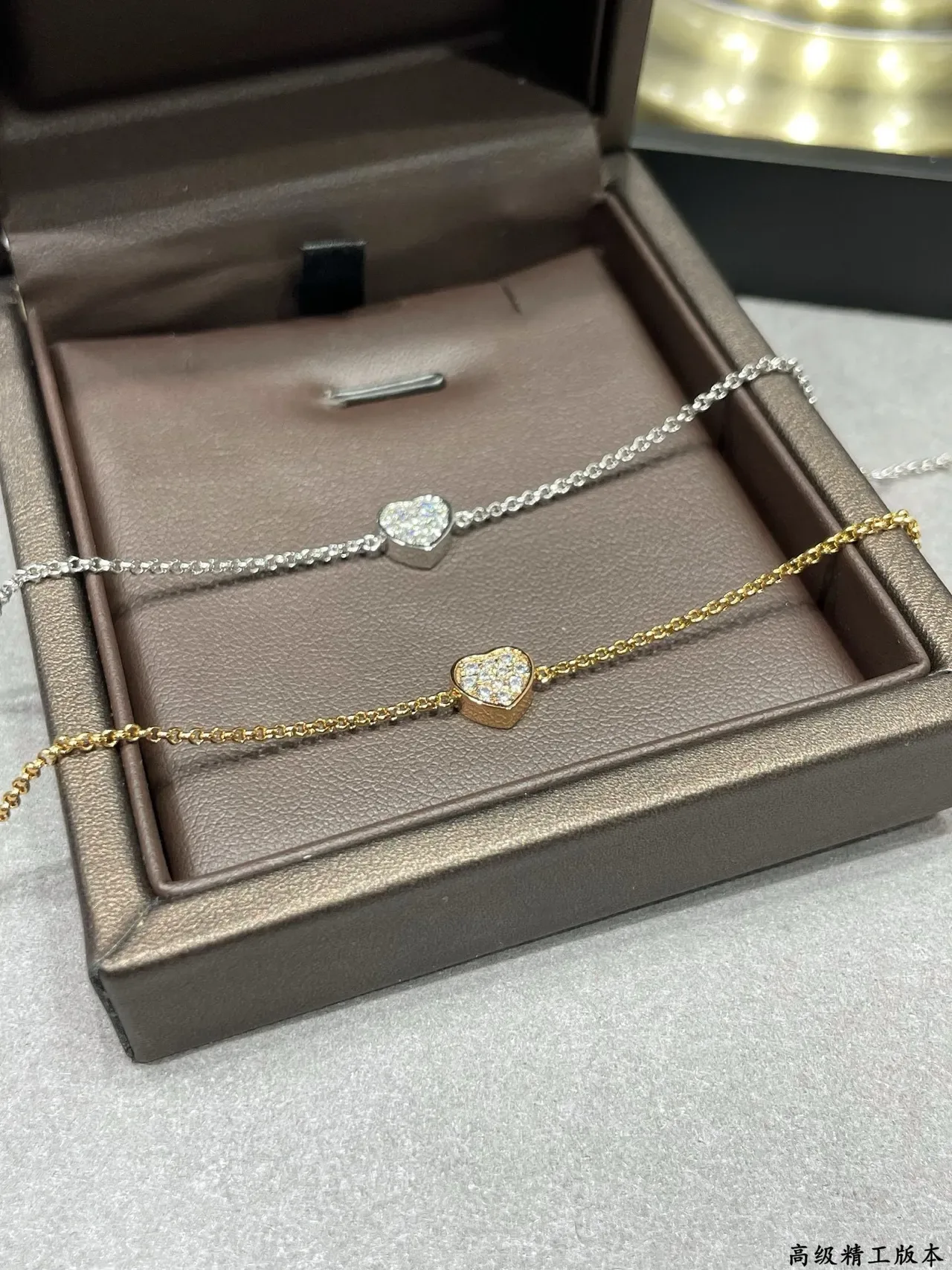 Pulseira de corrente fina com charm de coração em prata e ouro pave-set 3