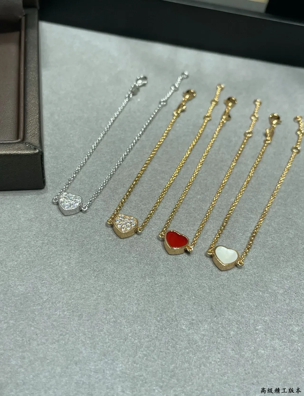 Pulseira de corrente fina com charm de coração em prata e ouro pave-set 4