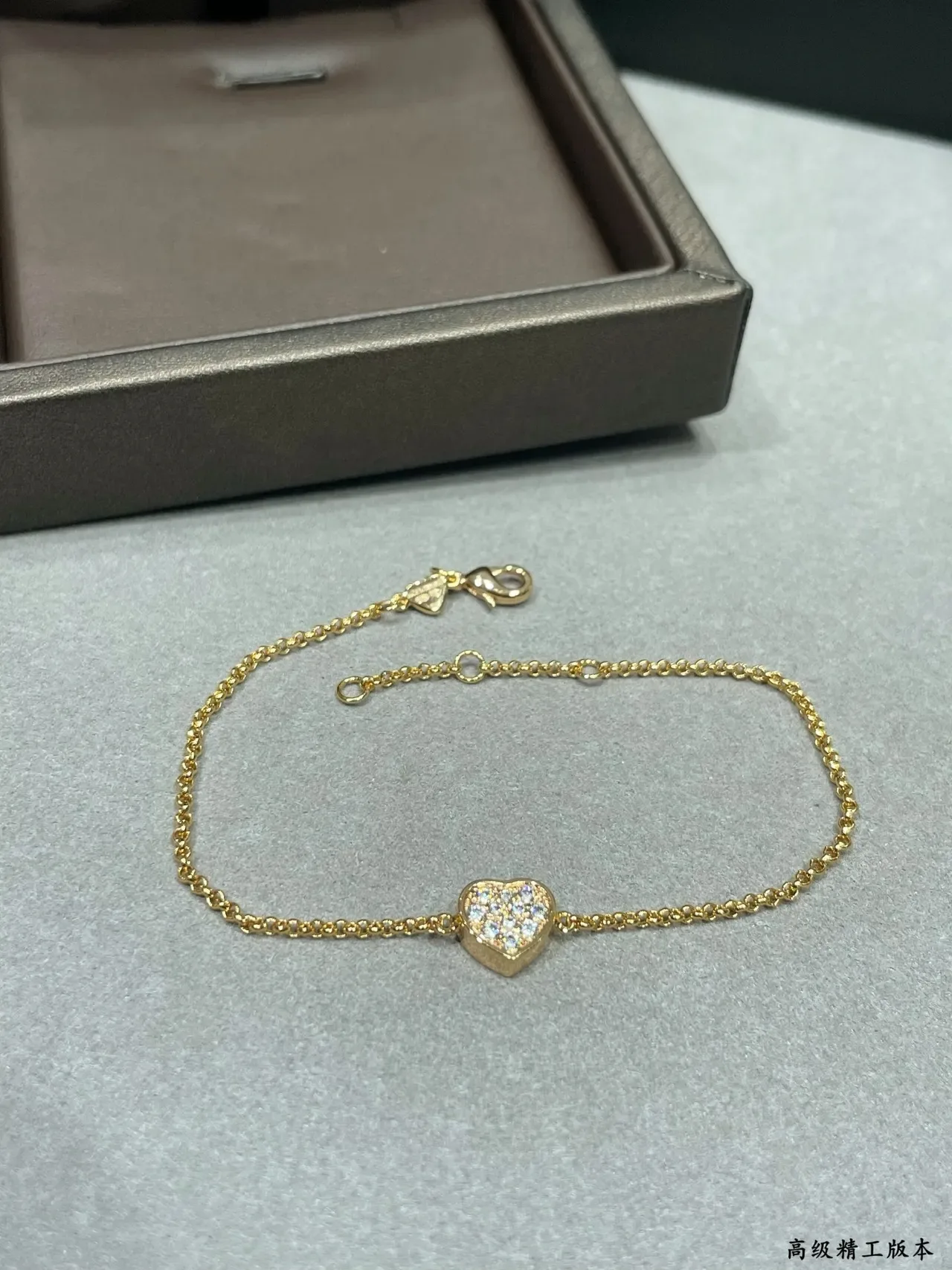 Pulseira de corrente fina com charm de coração em prata e ouro pave-set 5
