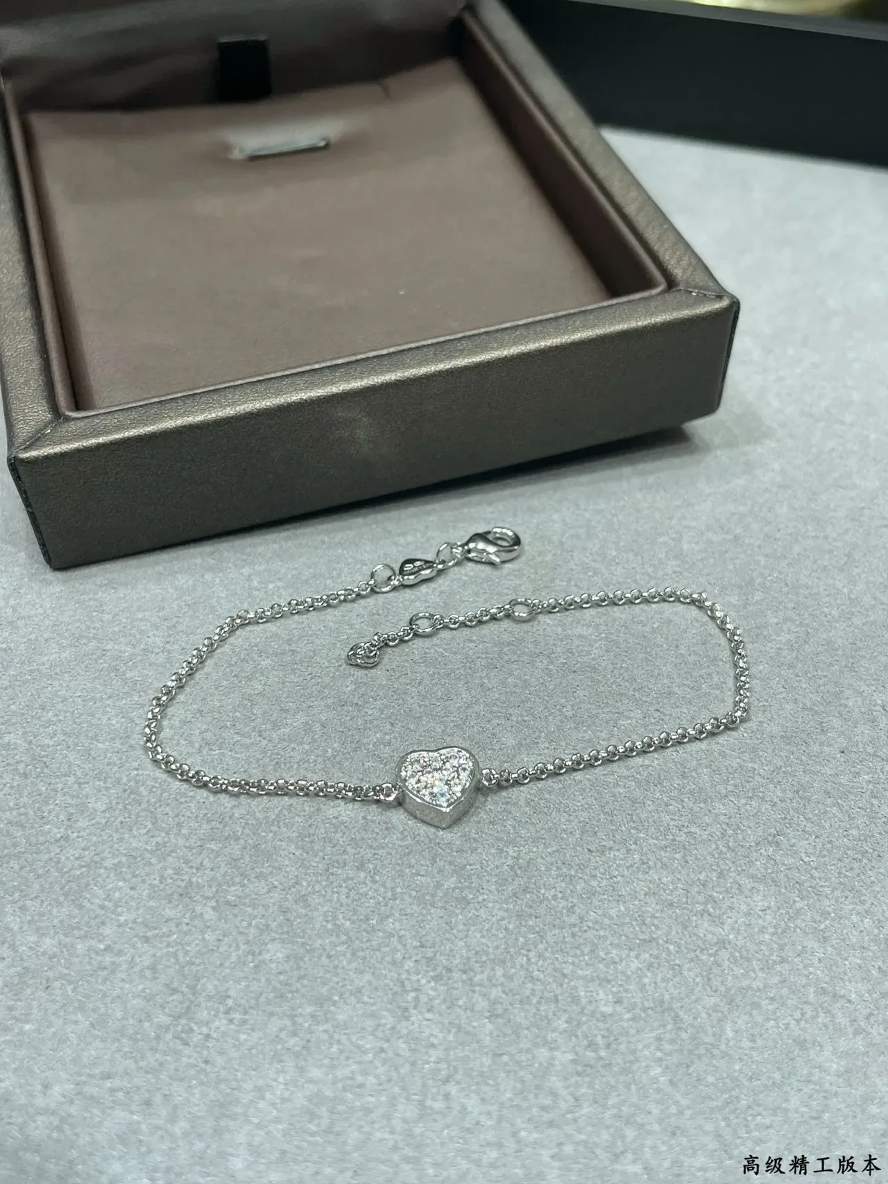 Pulseira de corrente fina com charm de coração em prata e ouro pave-set 6