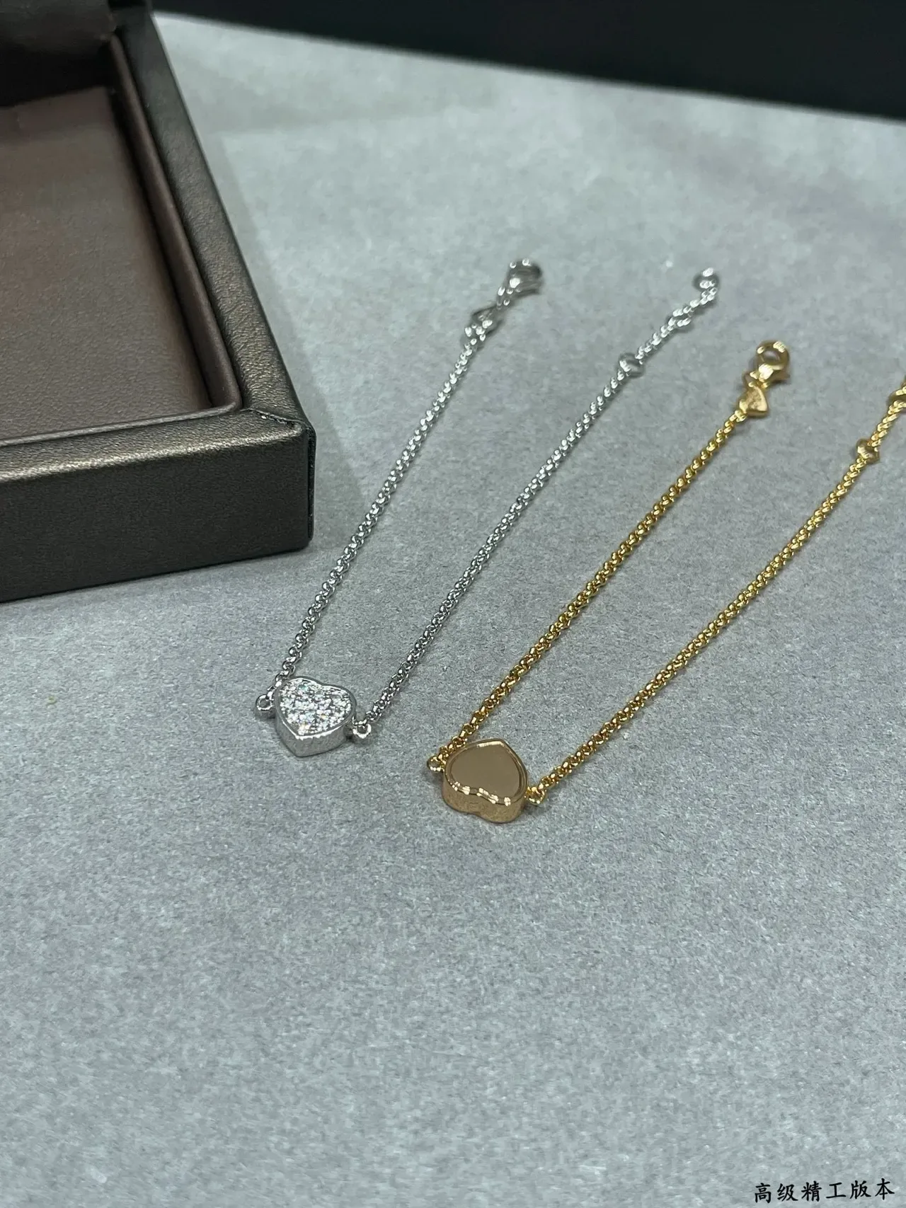 Pulseira de corrente fina com charm de coração em prata e ouro pave-set 7