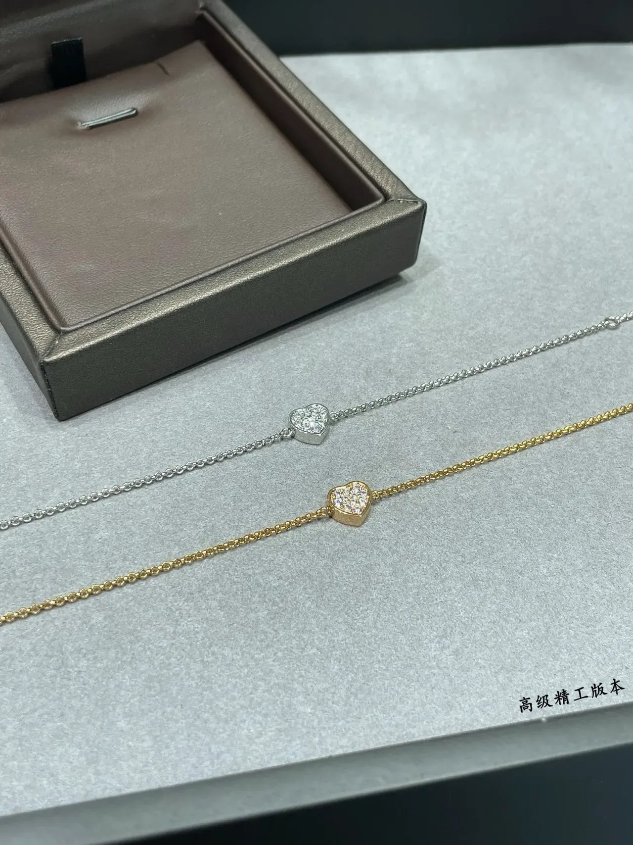Pulseira de corrente fina com charm de coração em prata e ouro pave-set 8