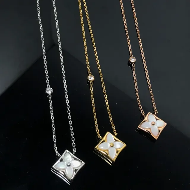 Colar de prata e ouro com pingante floral quadrado de nácar em incrustação 2