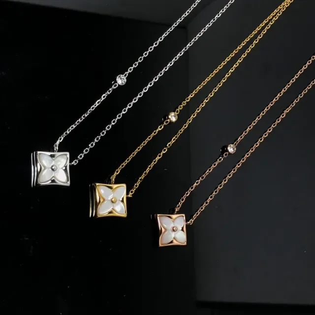Colar de prata e ouro com pingante floral quadrado de nácar em incrustação 3