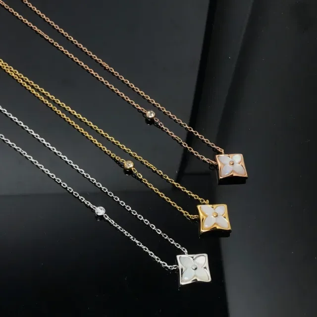 Colar de prata e ouro com pingante floral quadrado de nácar em incrustação 4