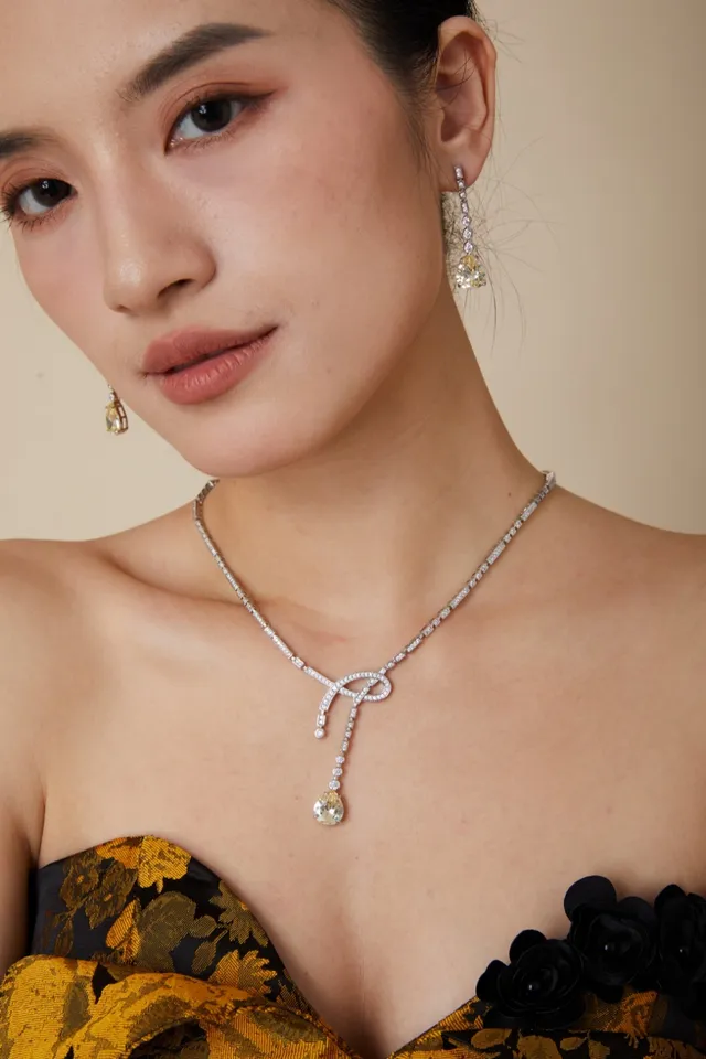 Silver Green Diamond-Encrusted Chain Teardrop Emerald Pendant Necklace 4
