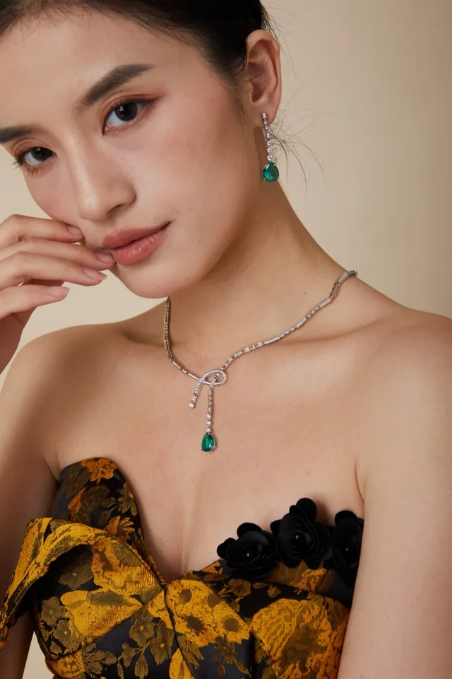 Silver Green Diamond-Encrusted Chain Teardrop Emerald Pendant Necklace 7