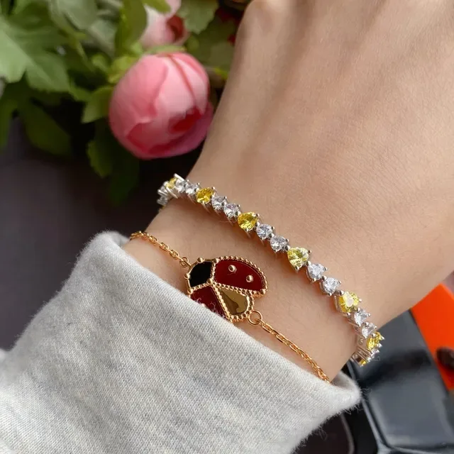 Pulseira tono plateado pedra coração amarelo e transparente alternante 9