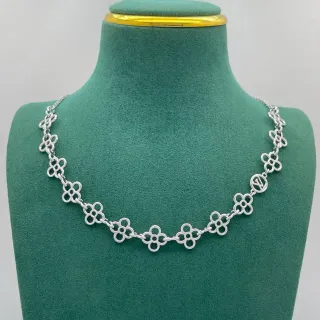 Collier de maillons florals ajourés en ton argenté