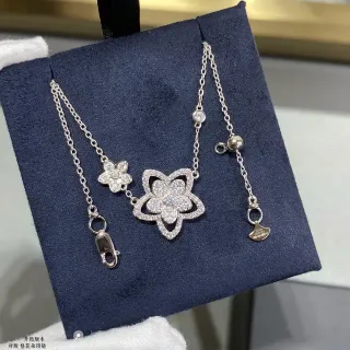 Collier pendentifs fleurs pavé en ton argenté double