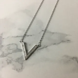 Collar con colgante en forma de V con piedras pavé en tono plateado