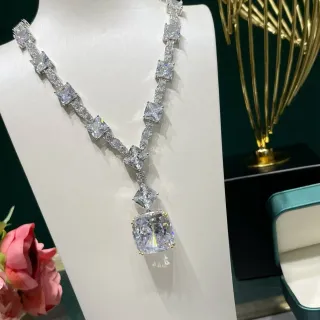 Collier avec pendentif en gemmes en forme de V et coupe cushion