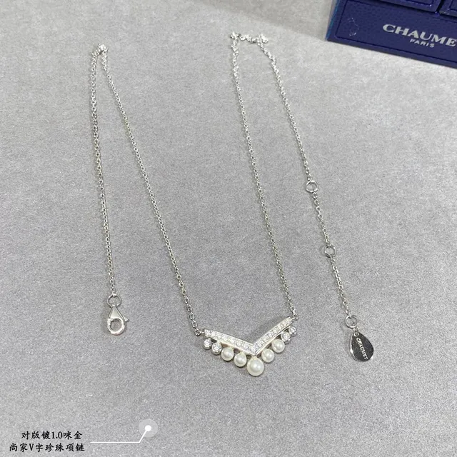 V-Shaped Pavé and Pearl Pendant Necklace 7