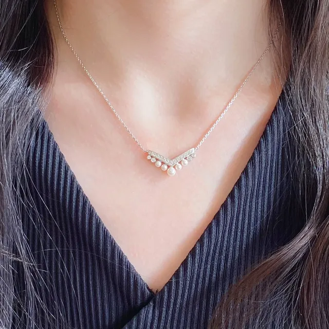 V-Shaped Pavé and Pearl Pendant Necklace 9