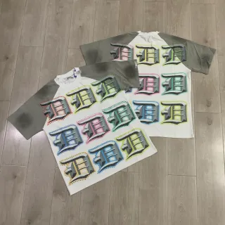 Camiseta oversize blanca y gris de manga raglán con estampado gráfico y ribete de cuentas