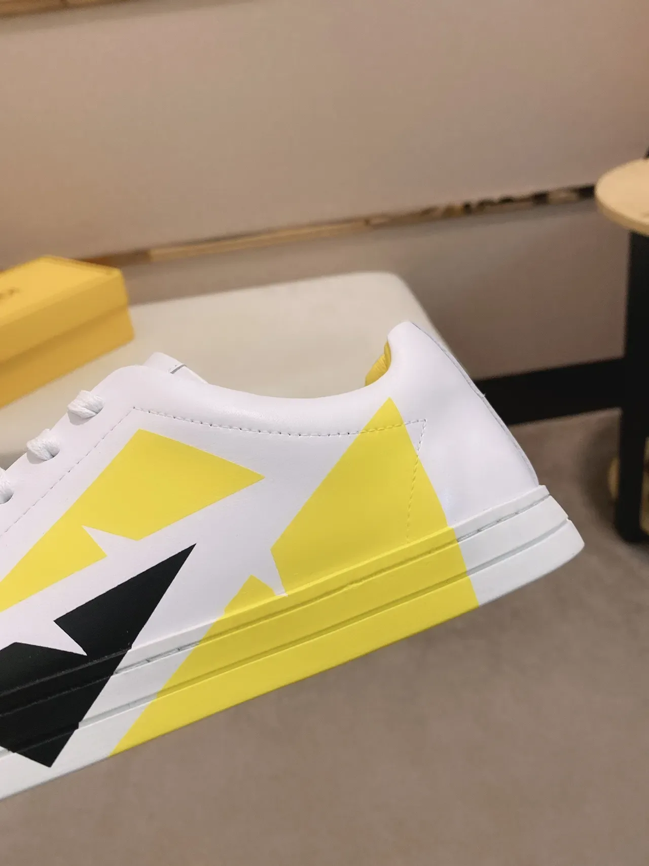 Sneaker Lifestyle Blanc et Jaune à Panel Géométrique, Low-Top 4