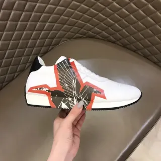حذاء رياضي أبيض أسود أحمر موتيف جناح جرافيكي