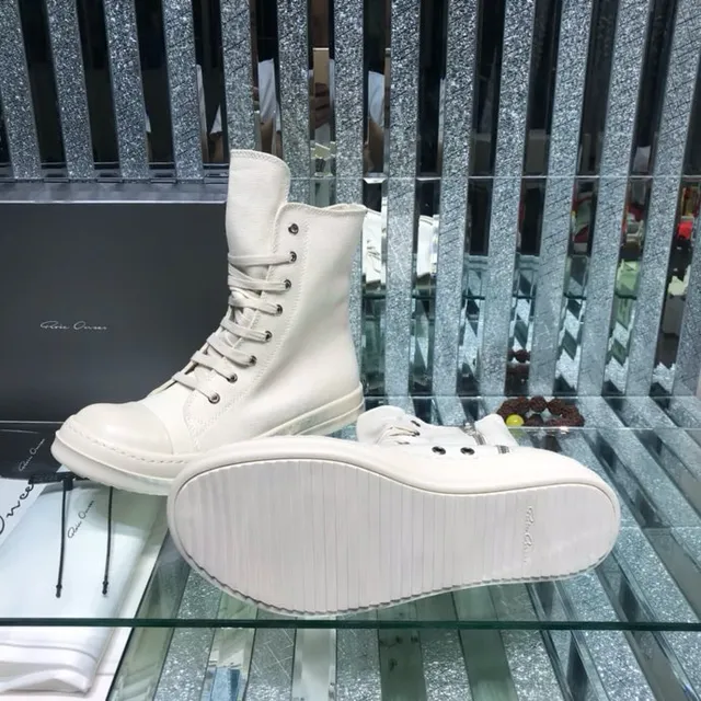 Botas Martin de tela branca com zíper no lado superior 3