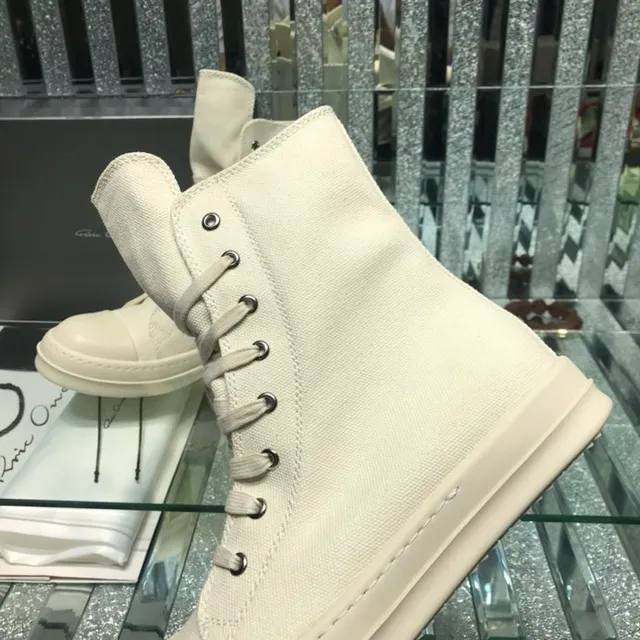 Botas Martin de tela branca com zíper no lado superior 4