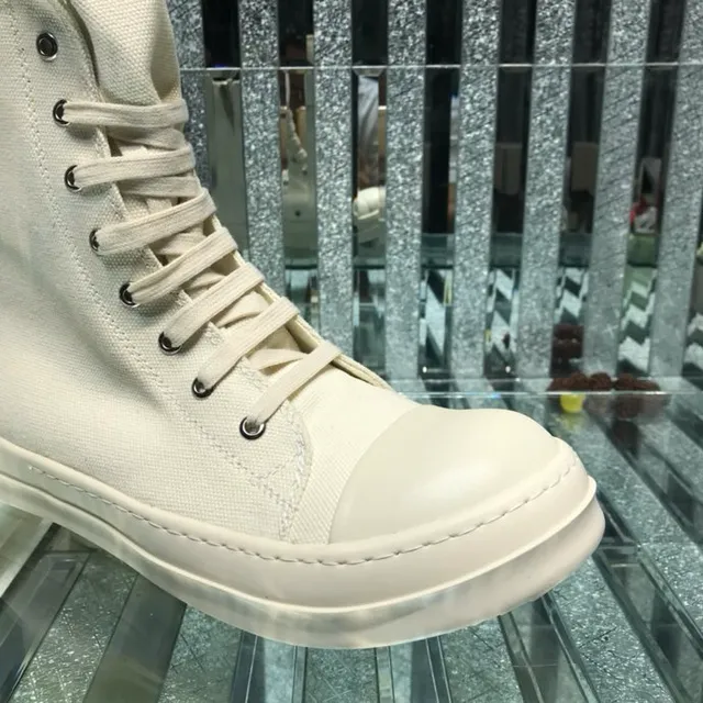 Botas Martin de tela branca com zíper no lado superior 5