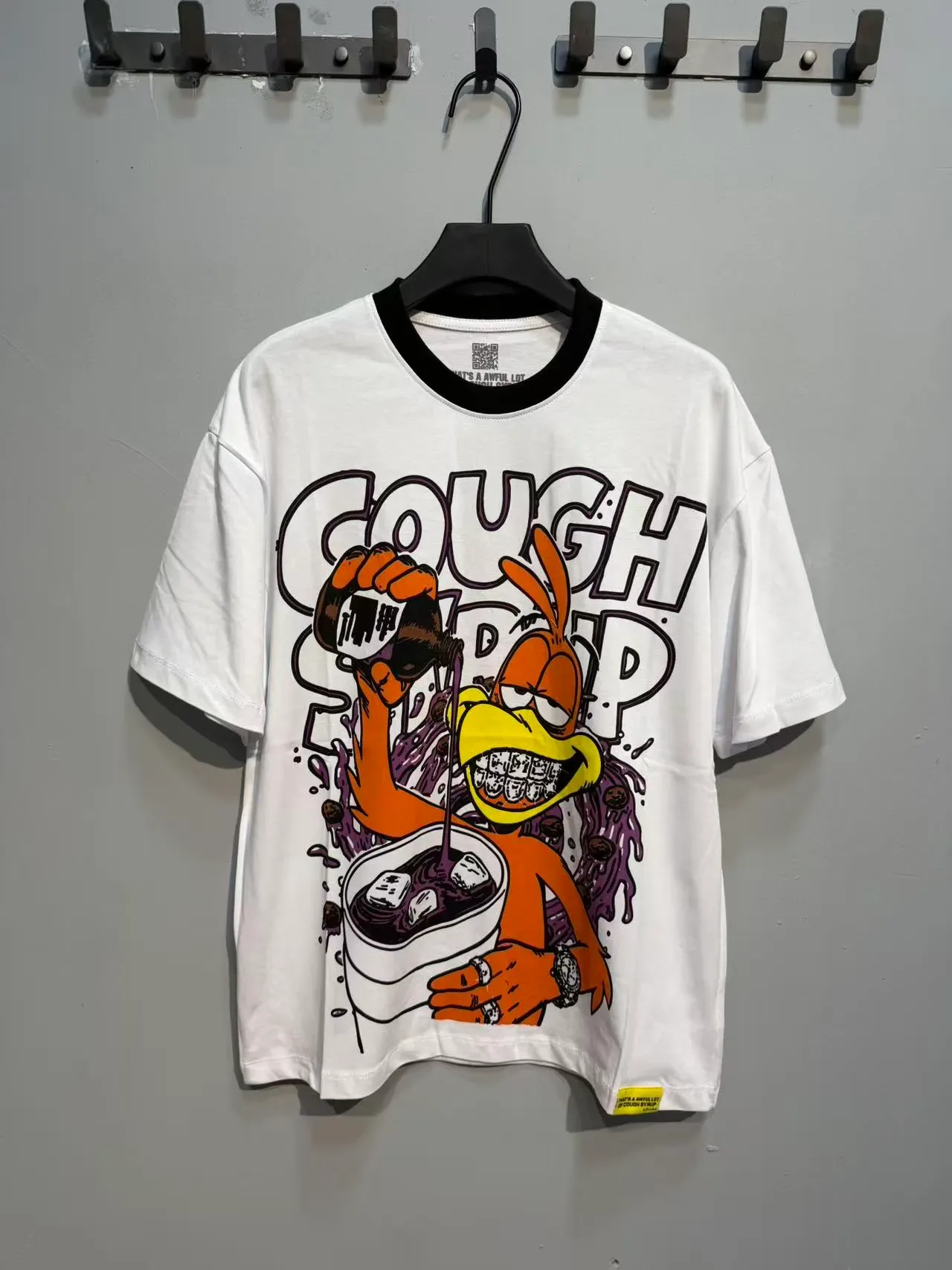 Camiseta oversized branca de gola ringer com estampa gráfica 5