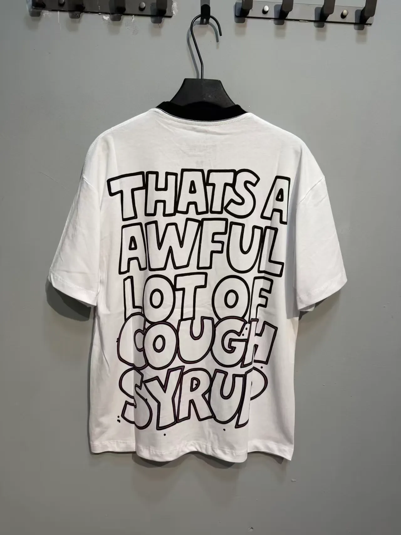 Camiseta oversized branca de gola ringer com estampa gráfica 6