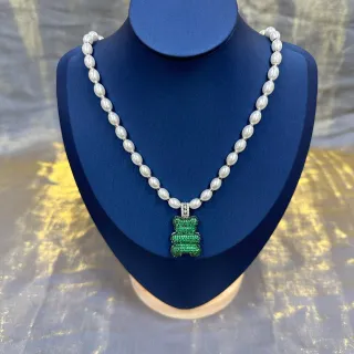 সাদা সবুজ পার্ল স্ট্র্যান্ড Pavé-Set গামি বিয়ার পেন্ড্যান্ট নেকলেস