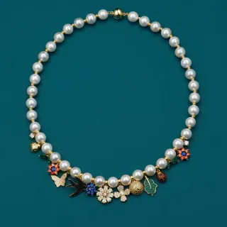 Collier de perles blanches multicolores avec charm et pendentif