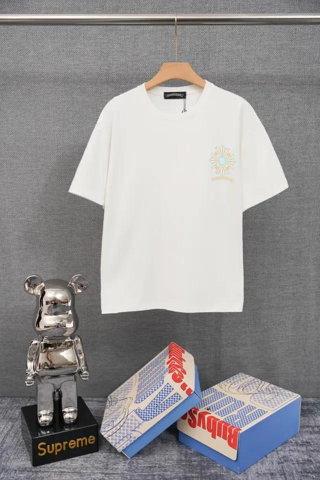 Camiseta branca multicolorida de corte relaxado e gola redonda 1