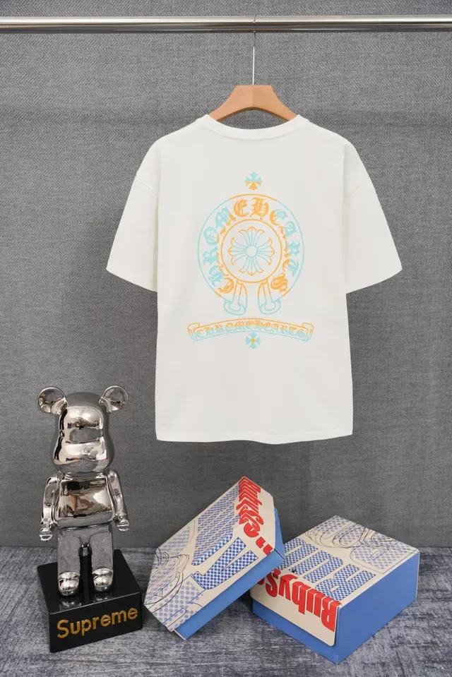 Camiseta branca multicolorida de corte relaxado e gola redonda 4