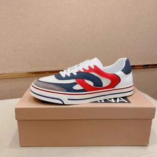 Zapatilla lifestyle de cano bajo con overlay de múltiples paneles en blanco, rojo y azul marino