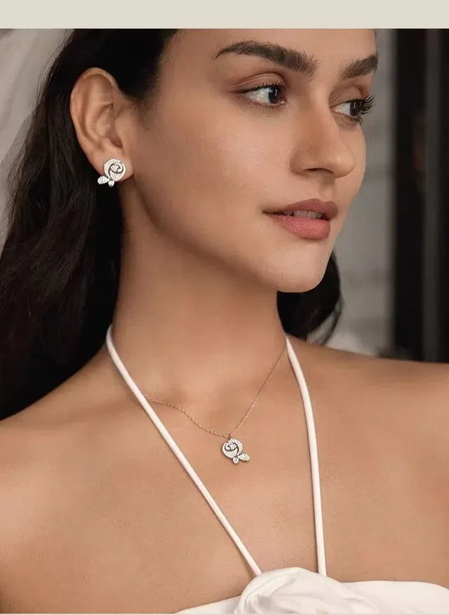 सफेद फ्रिल्ड हल्टर नेक लेयर्ड वेस्ट टॉप 3