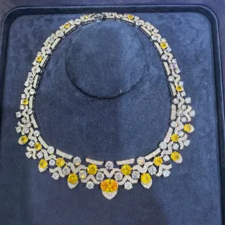 Collar Necklace de Gemmes Géométriques Jaunes et Blanches
