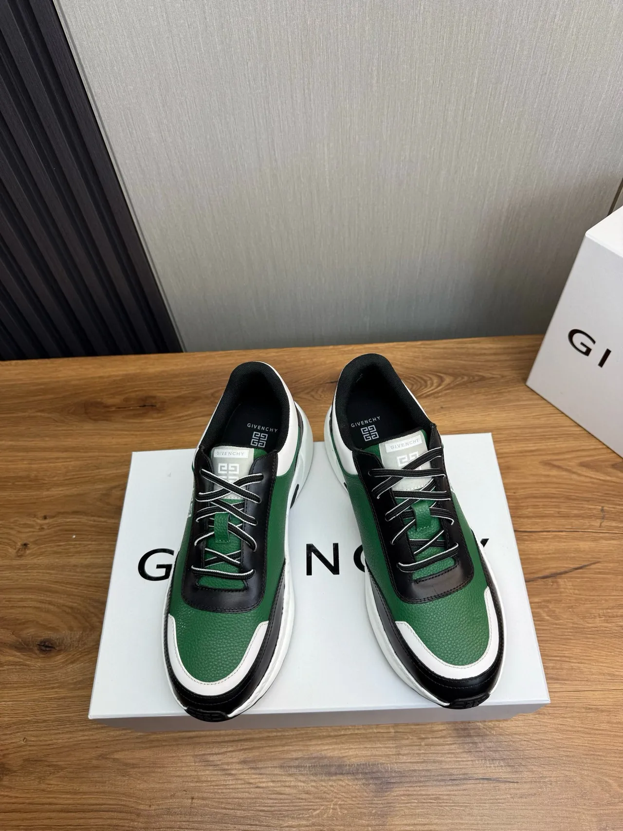Givenchy City Sport हरा काला सफेद चंकी स्नीकर्स 2