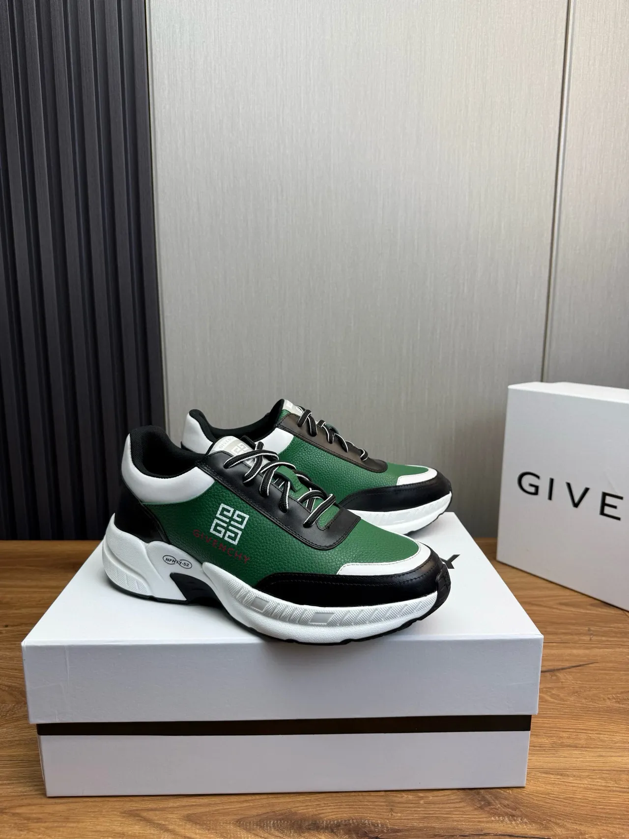 Givenchy City Sport हरा काला सफेद चंकी स्नीकर्स 3