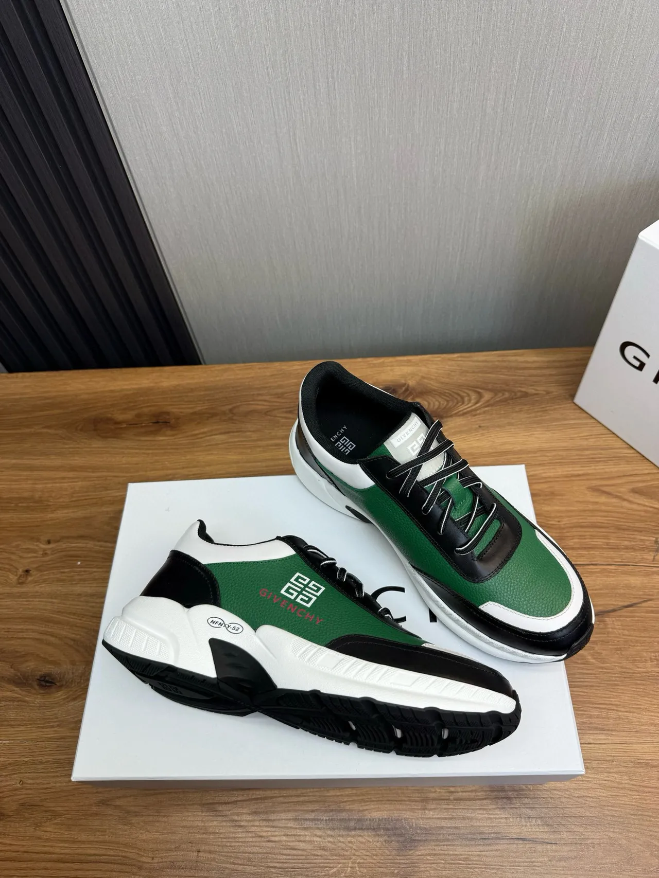 Givenchy City Sport हरा काला सफेद चंकी स्नीकर्स 8