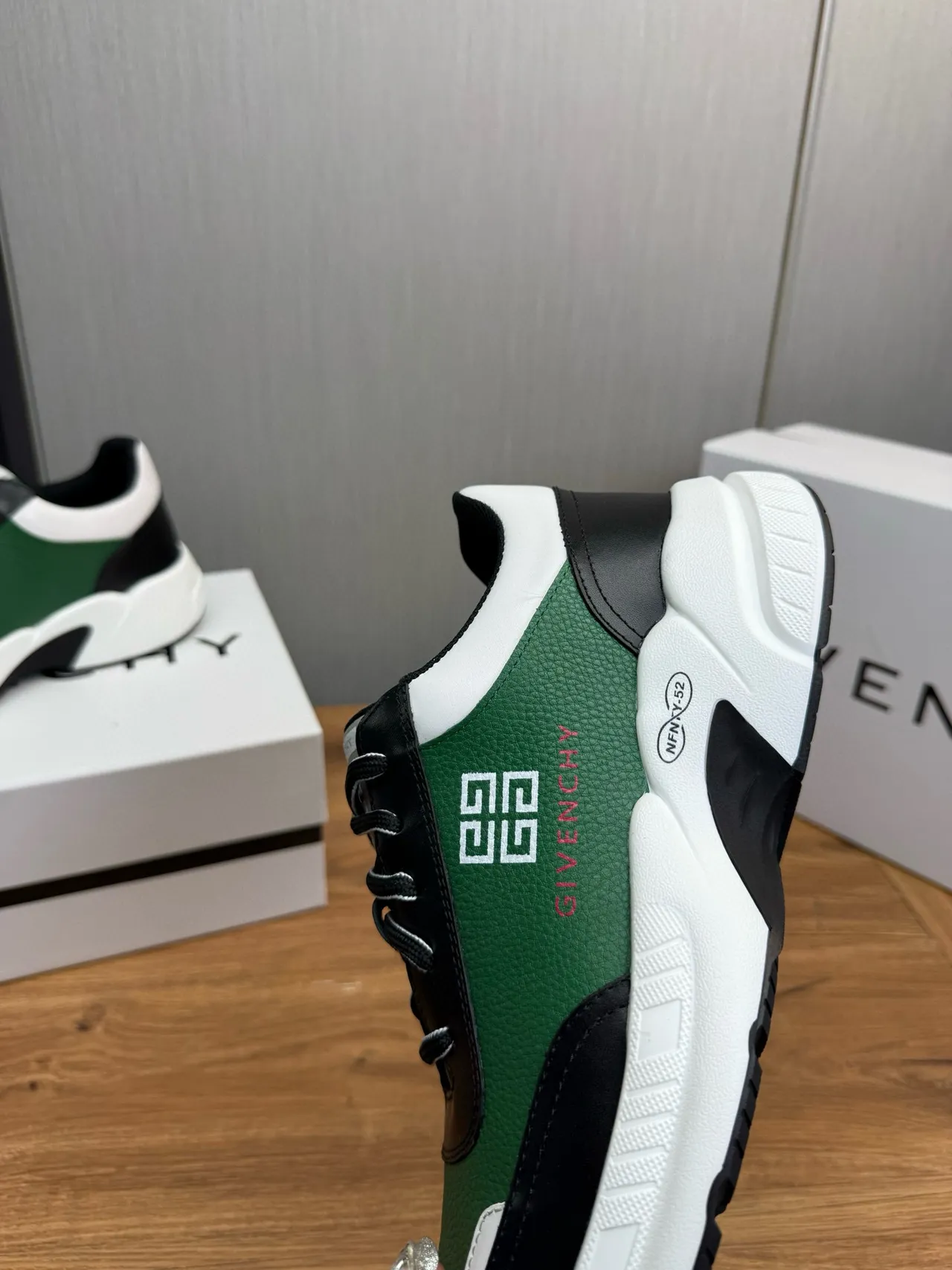 Givenchy City Sport हरा काला सफेद चंकी स्नीकर्स 10