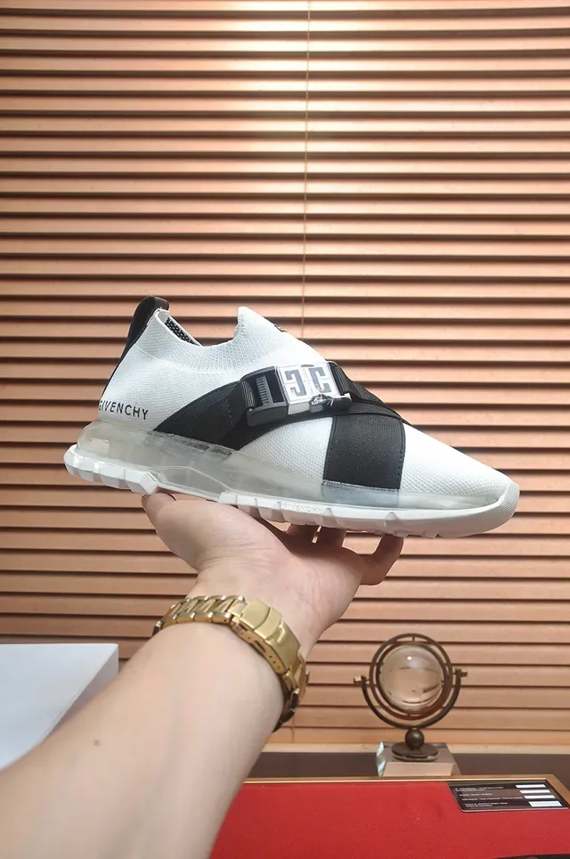 Givenchy Spectre 白色和黑色带生活方式运动鞋 2
