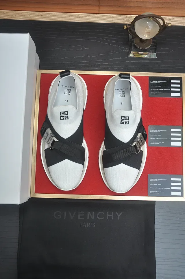 Givenchy Spectre 白色和黑色带生活方式运动鞋 3