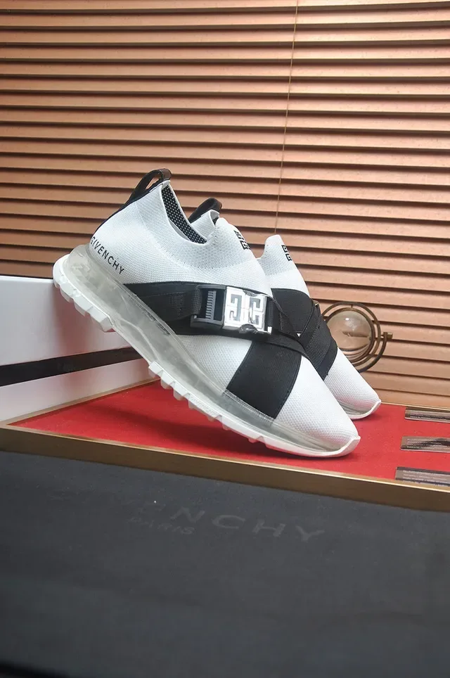 Givenchy Spectre 白色和黑色带生活方式运动鞋 4