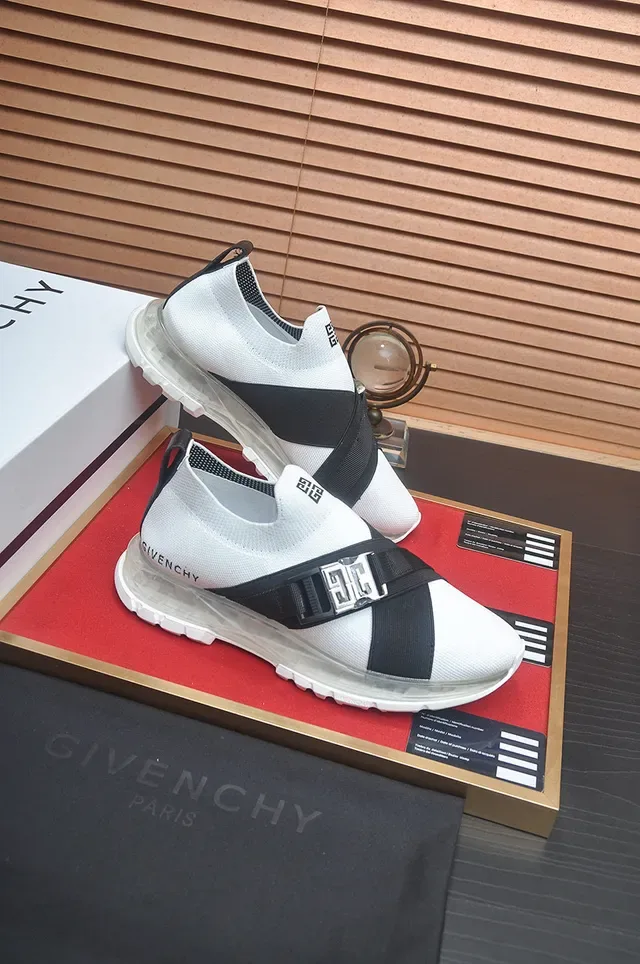 Givenchy Spectre 白色和黑色带生活方式运动鞋 6