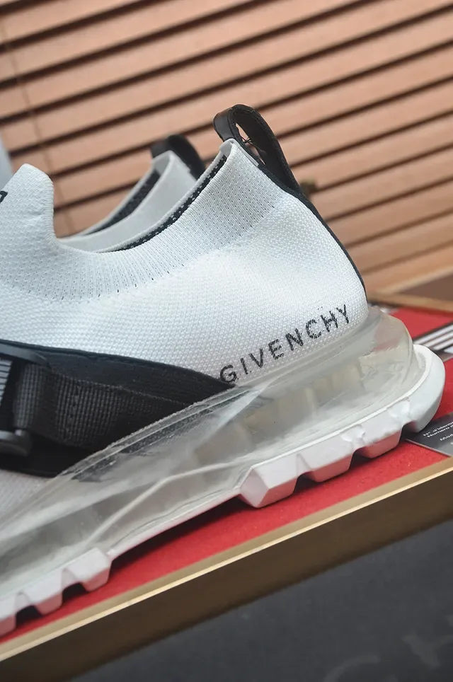 Givenchy Spectre 白色和黑色带生活方式运动鞋 9