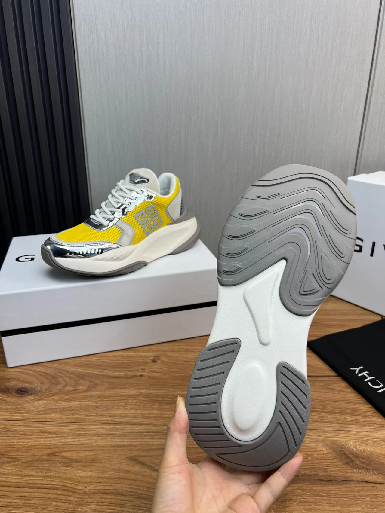 Givenchy Spectre Baskets chunky jaune maille logo métallique 2