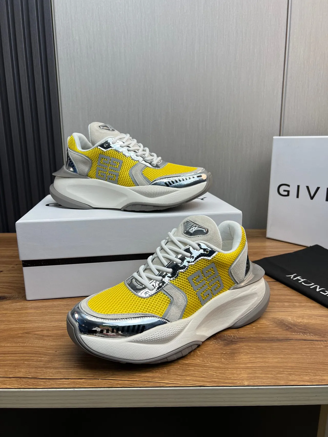 Givenchy Spectre Baskets chunky jaune maille logo métallique 3