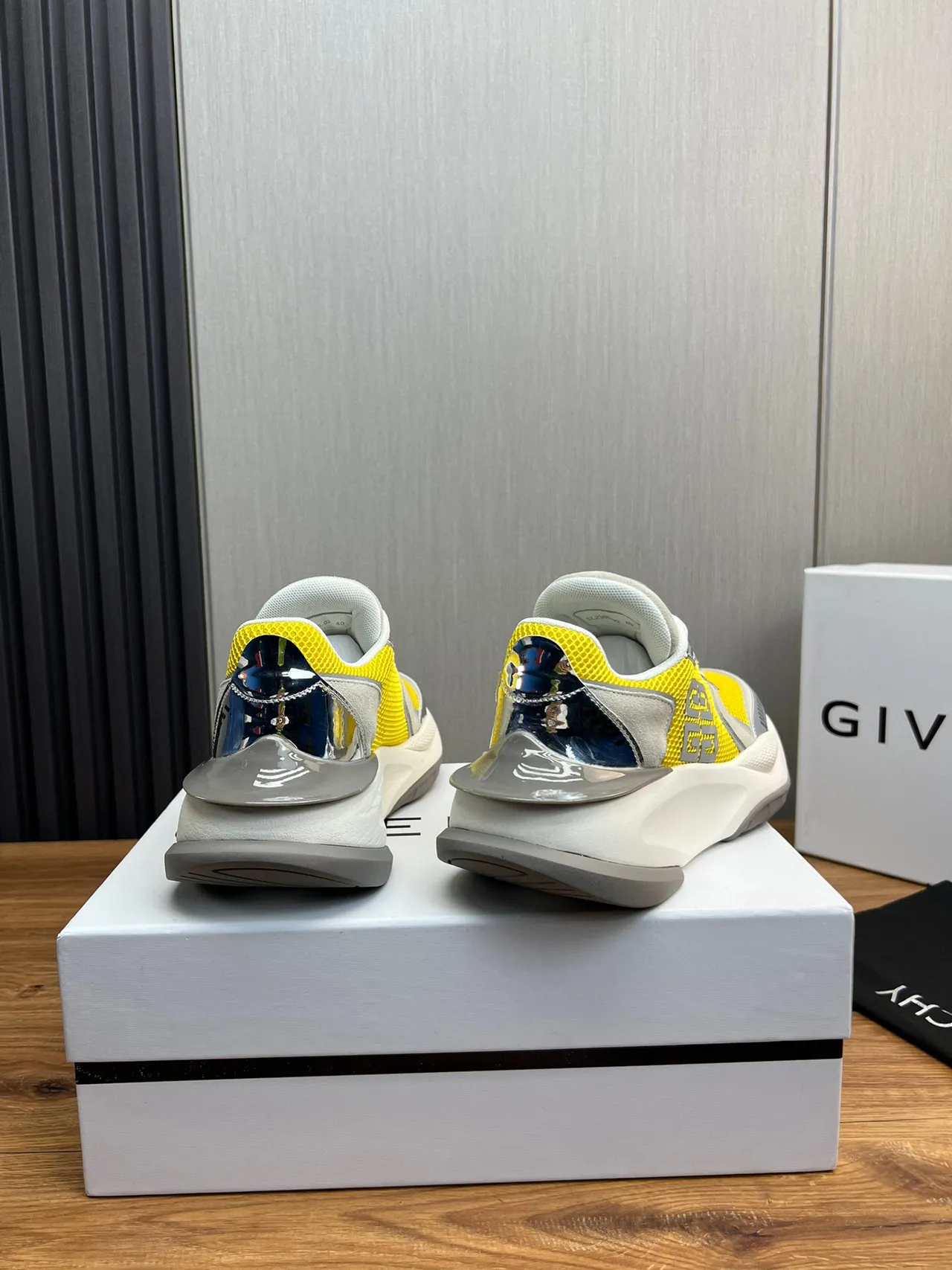 Givenchy Spectre Baskets chunky jaune maille logo métallique 4