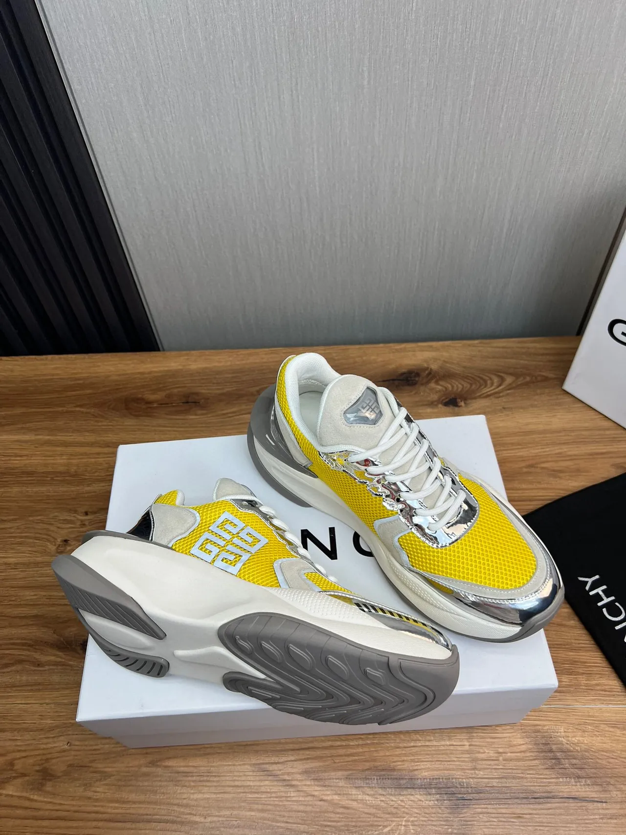 Givenchy Spectre Baskets chunky jaune maille logo métallique 5